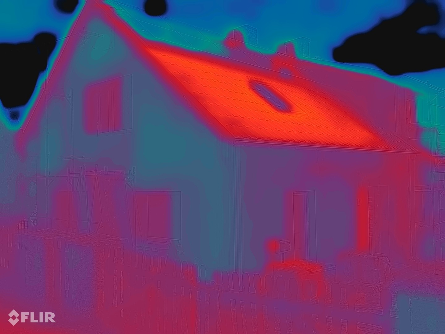 Termografia FLIR della stessa facciata dopo il rivestimento: superficie della parete da blu-verde a viola