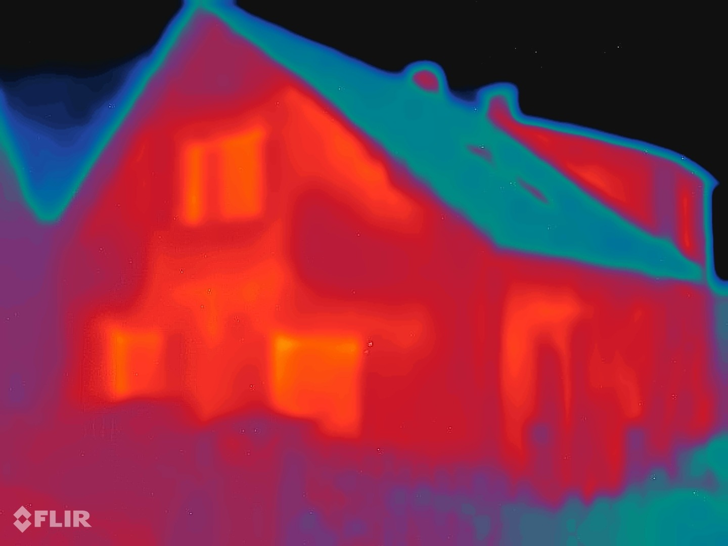 Termografia FLIR della facciata prima del rivestimento: superficie della parete uniformemente da rossa ad arancione